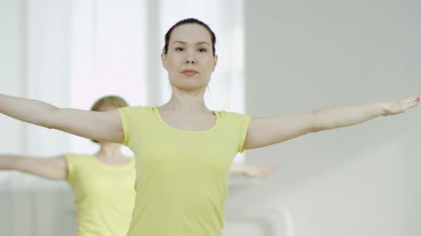 健身、 运动、 训练和生活方式的概念 — — 伸展在健身房的微笑妇女组 — 图库视频影像