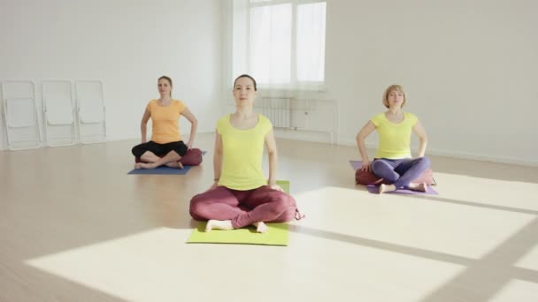 Giovane donna durante lo yoga traning rilassante — Video Stock