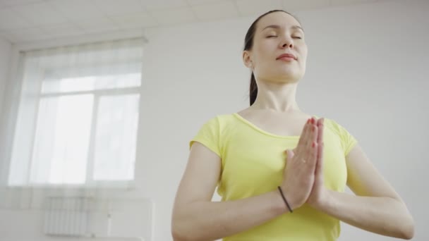 Groupe de jeunes femmes pratiquent youga à l'intérieur — Video