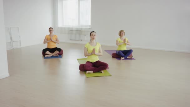 Jonge vrouw tijdens de yoga training ontspannen — Stockvideo