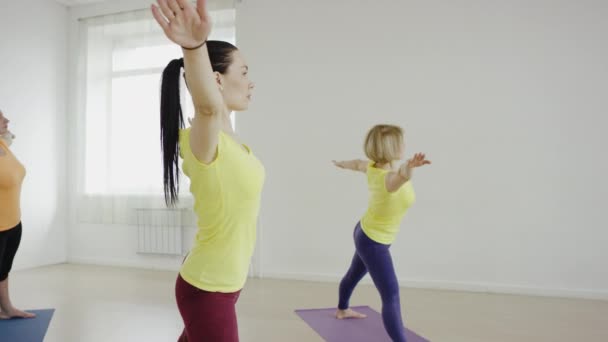 Yoga sınıfında Cobra poz spor salonunda egzersiz paspaslar üzerinde birlikte yapıyor — Stok video