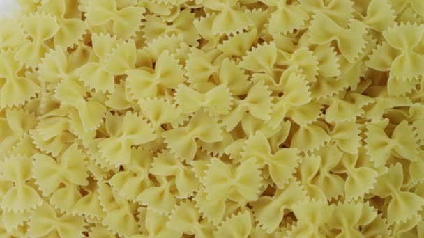 Ein Haufen Schleifen Pasta rotierend — Stockvideo