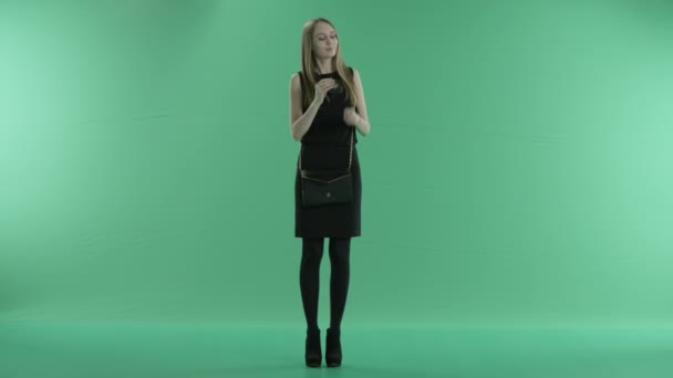 Batom menina bonita em uma tela verde — Vídeo de Stock