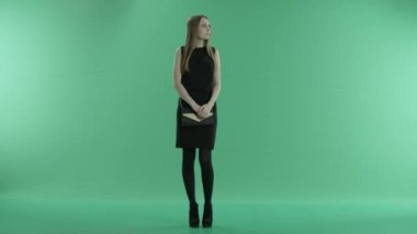 güzel kız üzerinde yeşil bir ekran içinbeklediğini