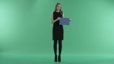 mavi ekran yeşil bir arka plan üzerinde tutan kız