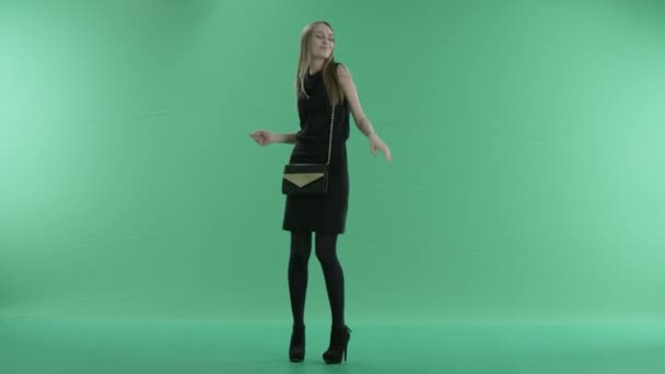 Mooi meisje dansen op een groen scherm — Stockvideo