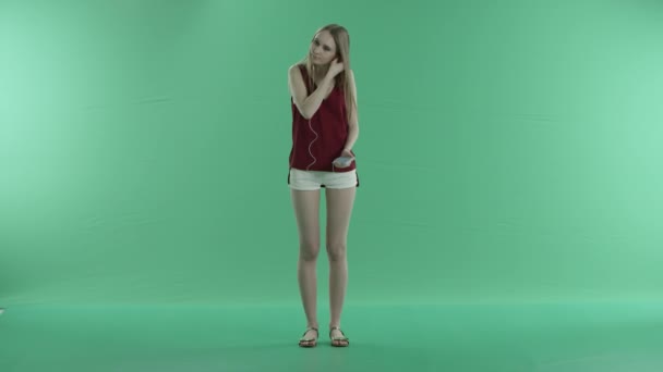 Mooi meisje dansen op een groen scherm — Stockvideo