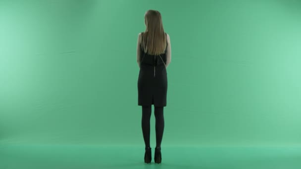 Bella ragazza in attesa di qualcuno su uno schermo verde — Video Stock