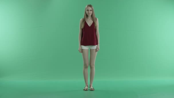 Nő és egy gesztus Cool a Green Screen — Stock videók