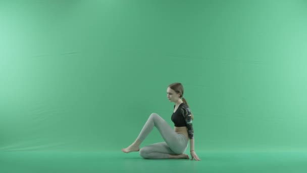 Mujer en postura de yoga en una pantalla verde — Vídeo de stock