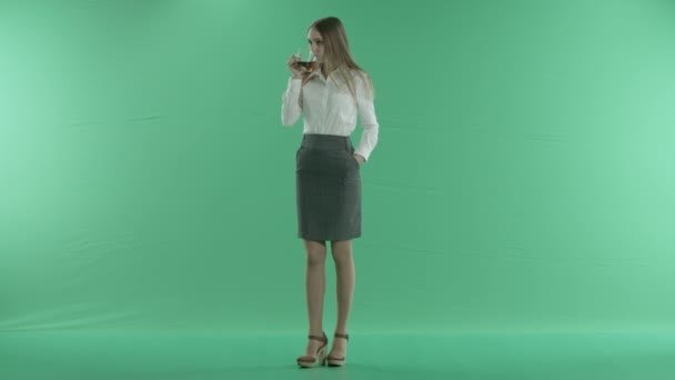 Mujer de negocios beber té en una pantalla verde — Vídeo de stock