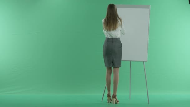 Zakenvrouw schrijft op een whiteboard deadline op een groen scherm — Stockvideo