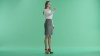 yeşil bir ekran üzerinde iş kadın ve dokunmatik ekran teknolojisi