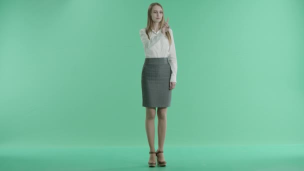 Business γυναίκα και οθόνη αφής τεχνολογίας σε μια πράσινη οθόνη — Αρχείο Βίντεο