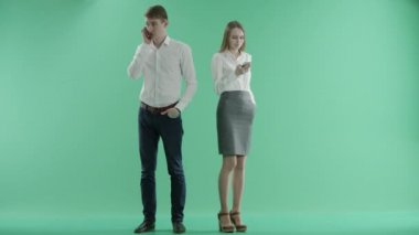 Yeşil bir ekran telefonda konuşurken işadamları