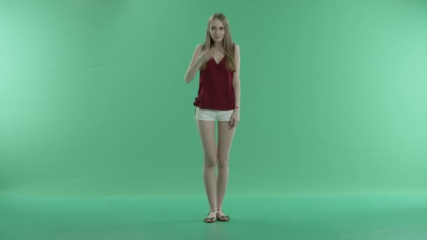 緑色の画面上の女の子とフェラ キス — ストック動画