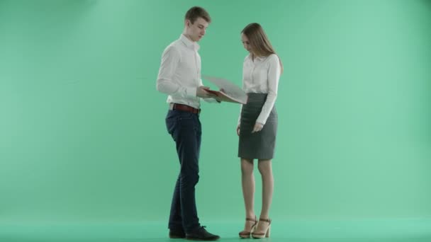 Geschäftsmann bringt Dokumente mit und Geschäftsfrau unterzeichnet — Stockvideo