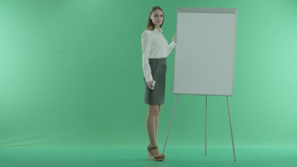 Mulher de negócios escreve em um sucesso quadro branco em uma tela verde — Vídeo de Stock