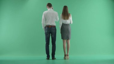 Yeşil bir ekran telefonda konuşurken işadamları