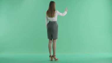 yeşil bir ekran üzerinde iş kadın ve dokunmatik ekran teknolojisi