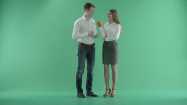 bir şey tartışırken işadamları ve üzerinde yeşil bir ekran çay içmek