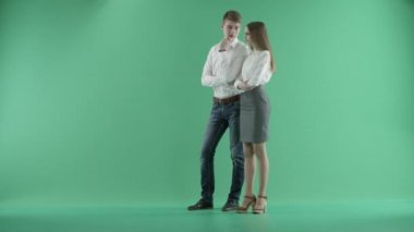 bir şey yeşil ekranda tartışırken iş adamları