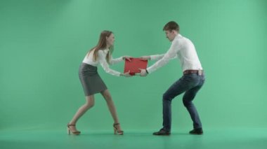 yeşil bir ekran üzerinde kırmızı klasör için mücadele iki iş adamları
