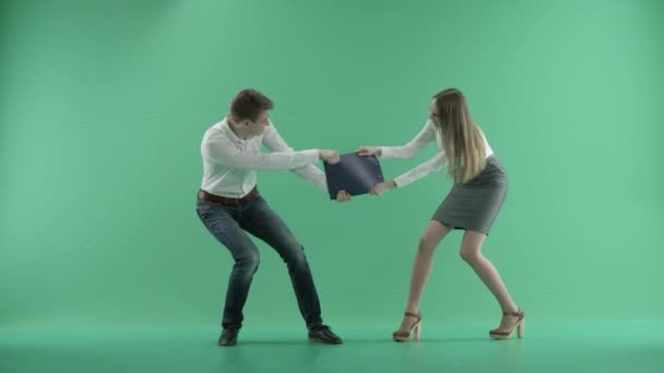 Dos hombres de negocios peleando en una pantalla verde — Vídeo de stock