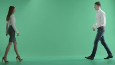 yeşil bir ekran üzerinde para transfer işadamları