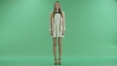 kız tavsiye yeşil ekranda verir.