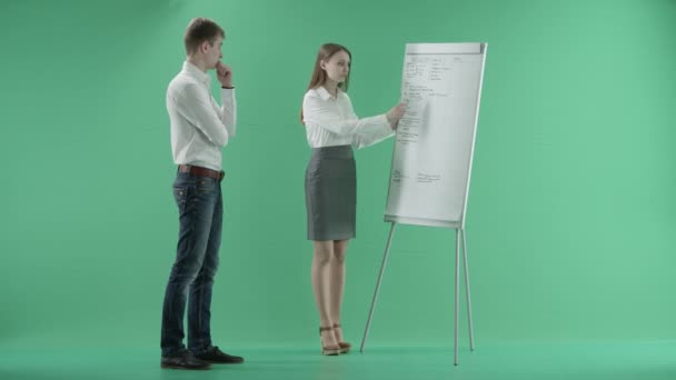 Empresario haciendo una presentación. Pantalla verde — Vídeo de stock