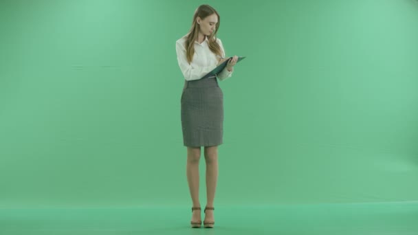 幸せなビジネスの女性は、緑色の画面でドキュメントを書き込みます — ストック動画