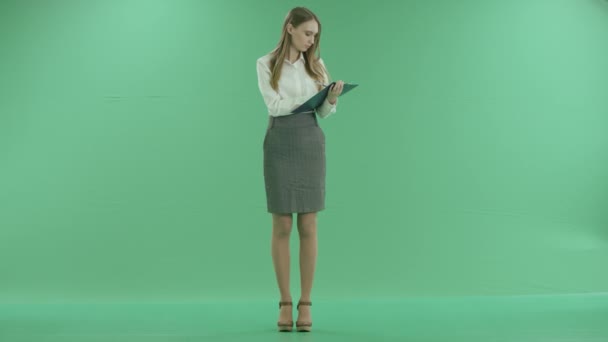 Mujer de negocios seria escribe documento en pantalla verde — Vídeo de stock