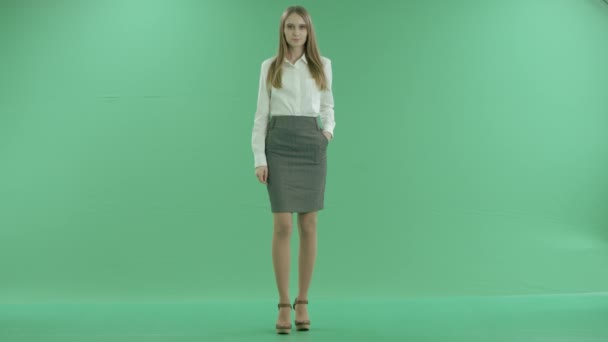 Eine Geschäftsfrau und eine Geste kühlen grünen Bildschirm — Stockvideo