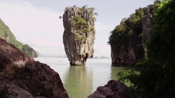 Hermosa isla desde la orilla — Vídeo de stock