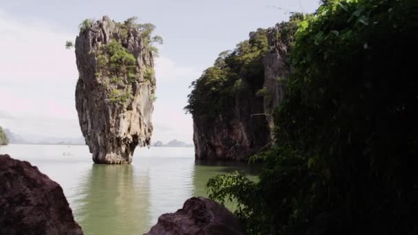 Hermosa isla desde la orilla — Vídeo de stock