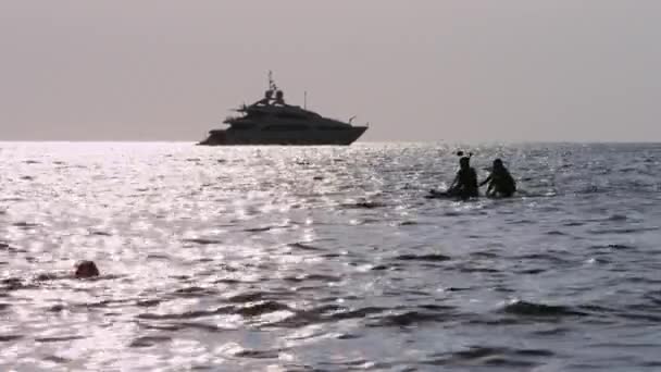 Menschen schwimmen im Ozean — Stockvideo