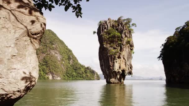 Hermosa isla desde la orilla — Vídeo de stock