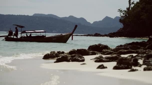 大海和岩石，船 — 图库视频影像