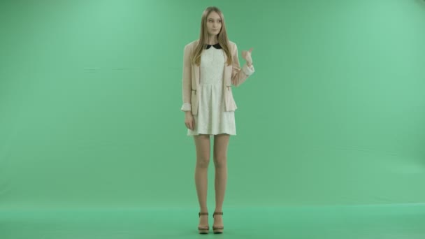 Mädchen gibt Rat auf grünem Bildschirm — Stockvideo