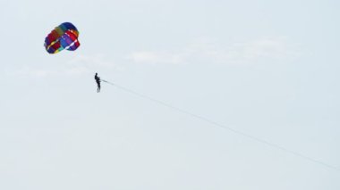 Parasailing. Mavi gökyüzü