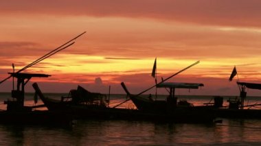 Kırmızı günbatımı ve yat