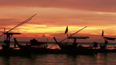 Kırmızı günbatımı ve yat