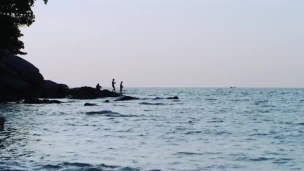 Fiskare vid röda solnedgången — Stockvideo