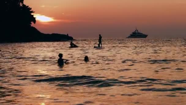 Рибалка на червоному заході сонця — стокове відео