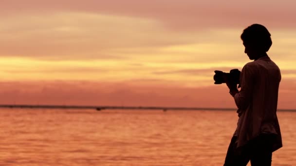 Fotógrafo menina e pôr do sol — Vídeo de Stock