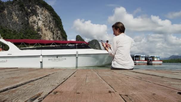 Port de mer et fille en Thaïlande — Video