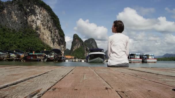 Tengeri kikötő és a lány, Thaiföld — Stock videók