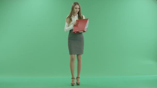 Business woman looking folder with documents on green screen — Stock Video