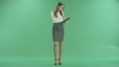 Bağlı iş kadını belge yeşil ekranda yazıyor.